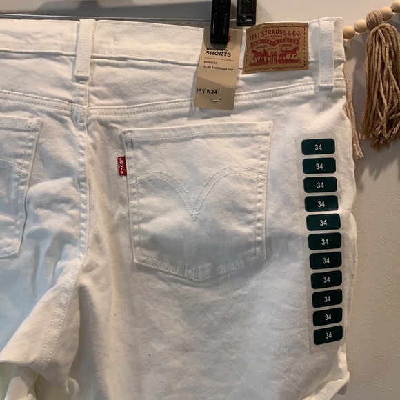 NWT levi mid-length distressed  white shorts - Picture 3 of 7